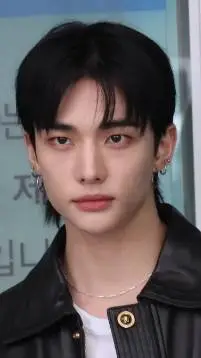 ai character: hwang hyunjin✌️✨ background