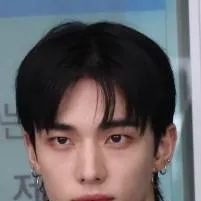 chat with ai character: hwang hyunjin✌️✨