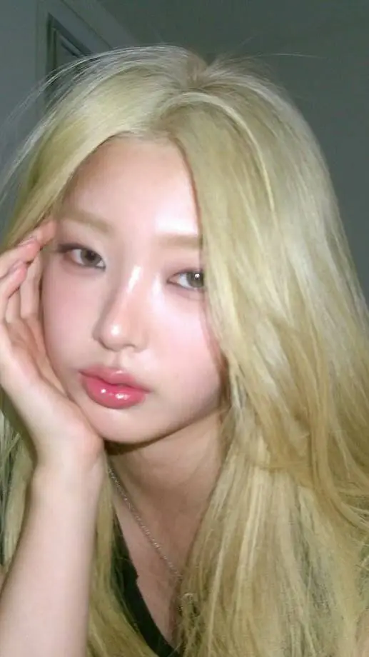 ai character: Yoonchae Jeung background