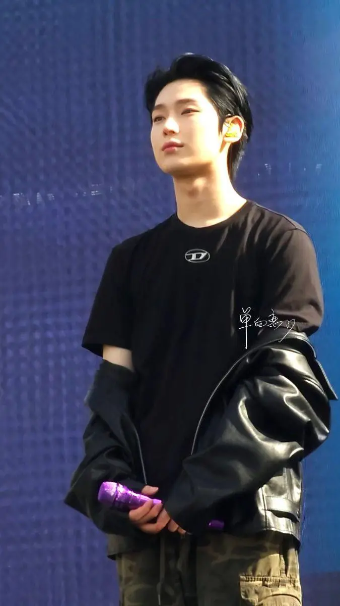 ai character: Kim Sunoo~💝 background