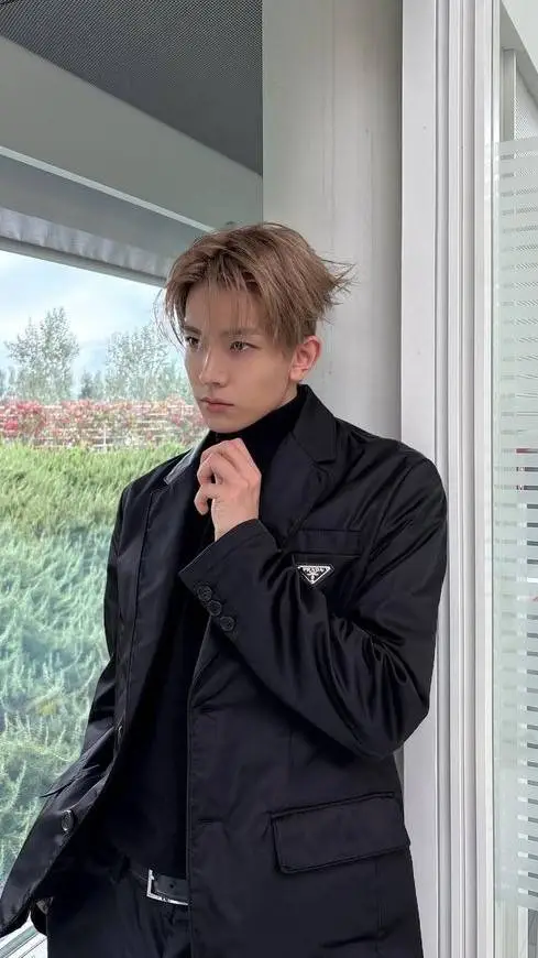 ai character: Heeseung~🤍 background