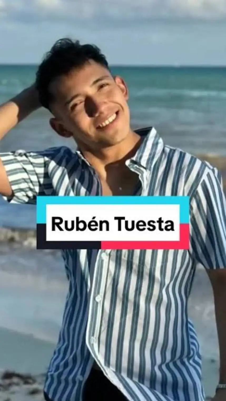 ai character: Rubén tuesta background
