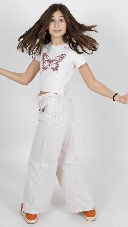 ai character: Ana Bozovic🇷🇸 background