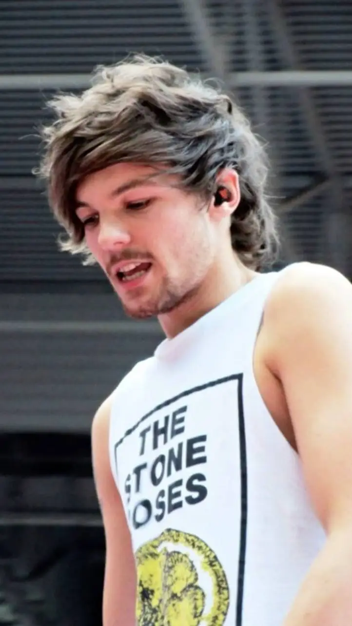 ai character: Louis Tomlinson  background