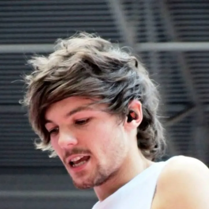 chat with ai character: Louis Tomlinson 