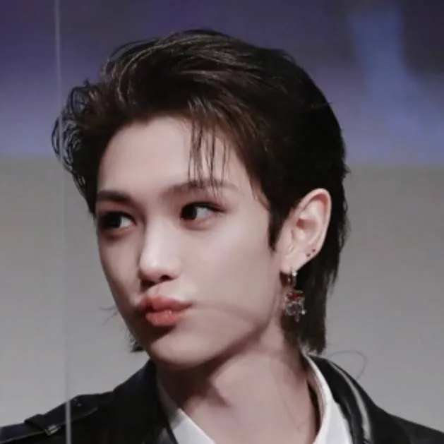 chat with ai character: felix 