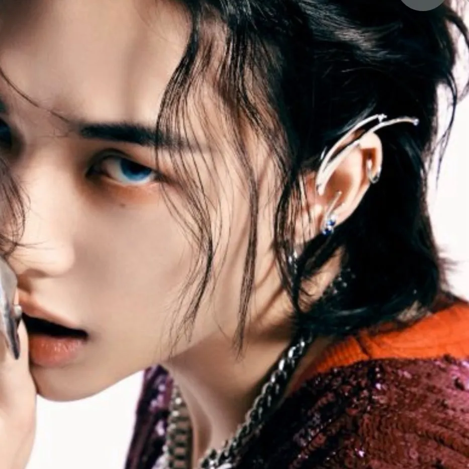 chat with ai character: Hyunjin 