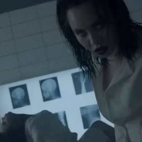 chat with ai character: Evelyn