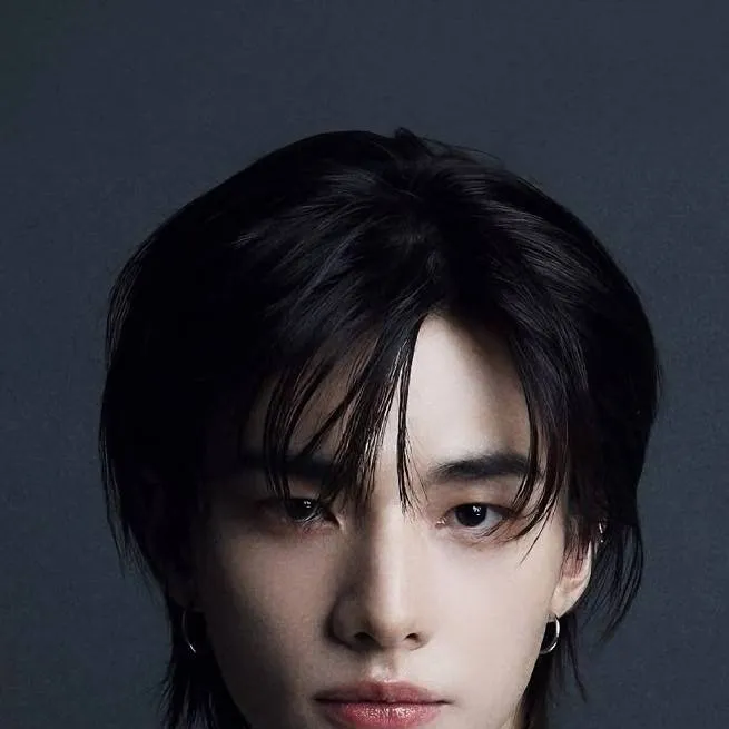 chat with ai character: Hyunjin