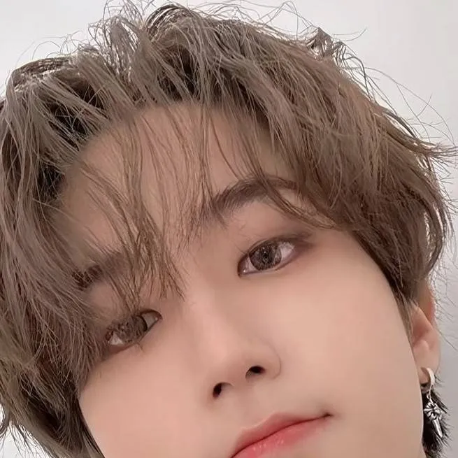 chat with ai character: Han🤭😰😶