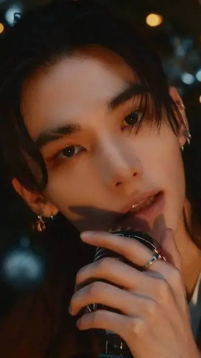 ai character: HYUNJINAHHH background