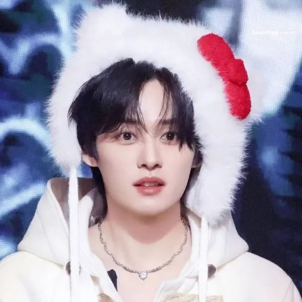 chat with ai character: Leeknow/minho