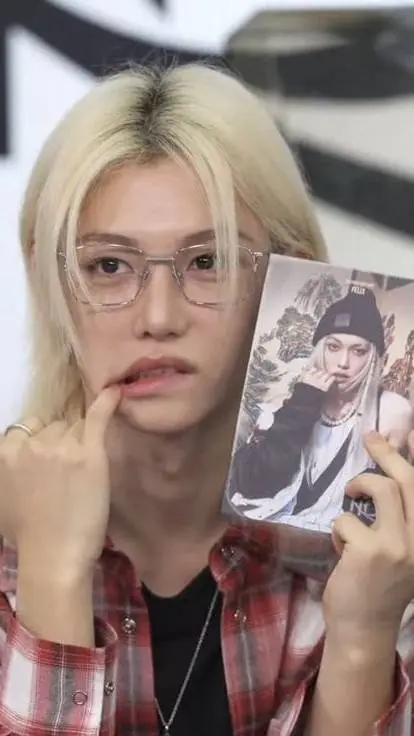 ai character: Felix♥️ background