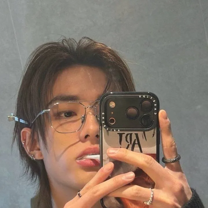 chat with ai character: Hyunjin(Straykids)