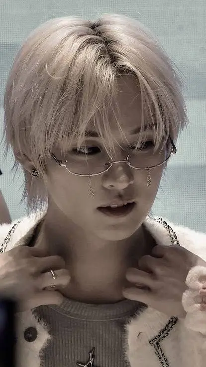 ai character: LEEKNOWSS background