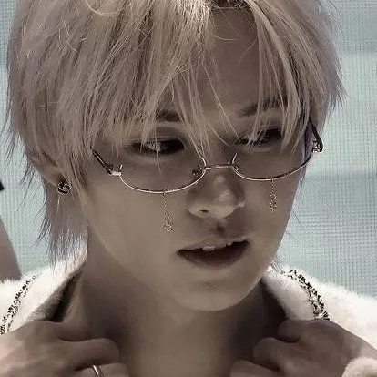 chat with ai character: LEEKNOWSS