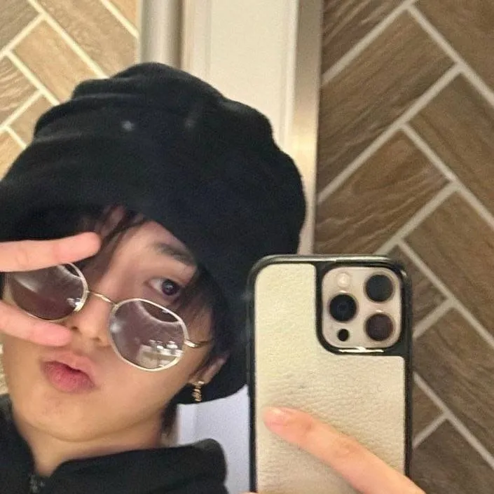 chat with ai character: Han Jisung 