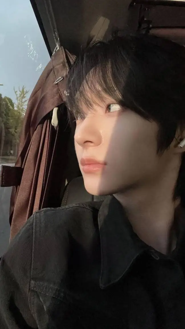 ai character: Donghwa  background