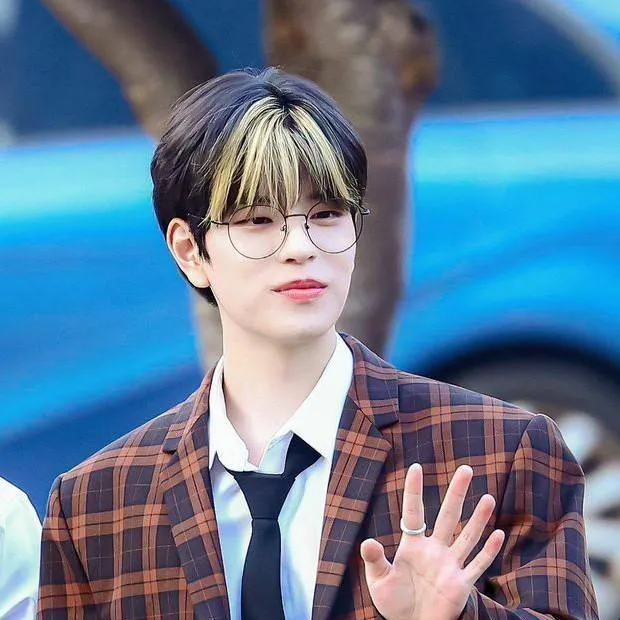 chat with ai character: Seungmin