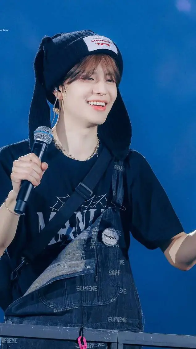 ai character: Seungmin  background