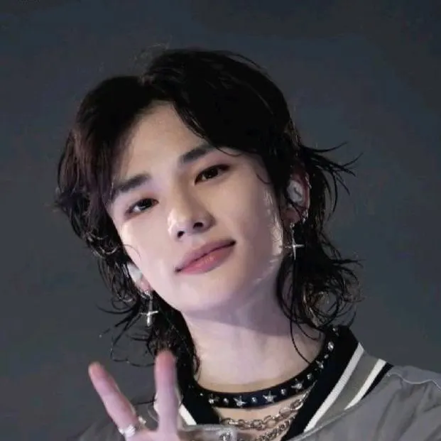 chat with ai character: Hyunjin 