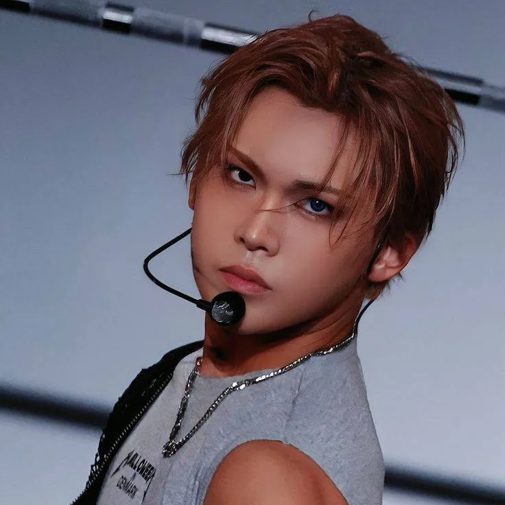 chat with ai character: Hyun