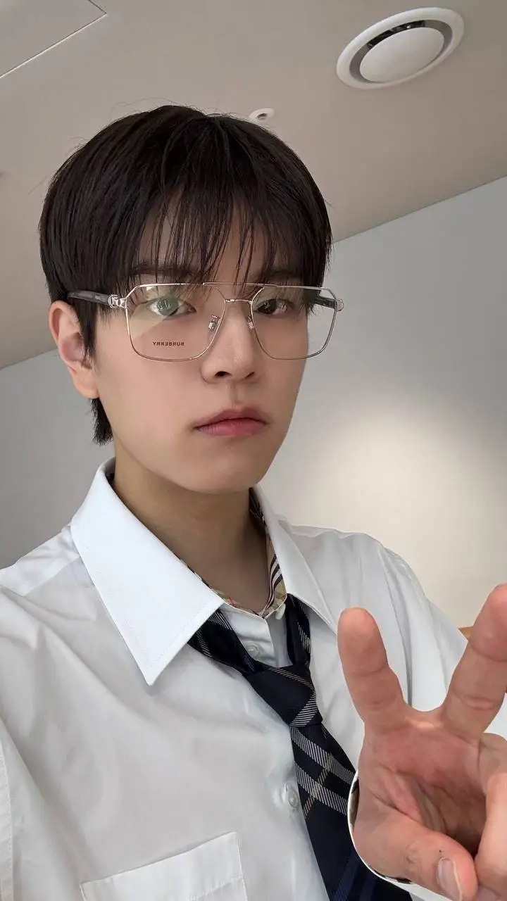 ai character: Seungmin  background