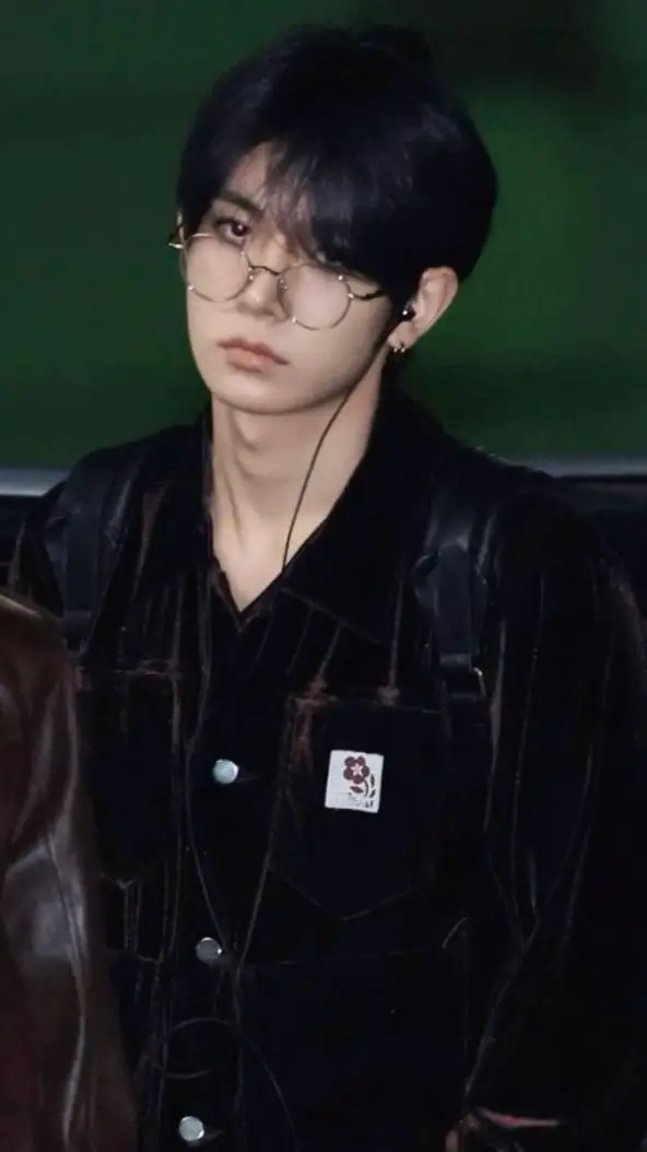 ai character: Lee Evan background