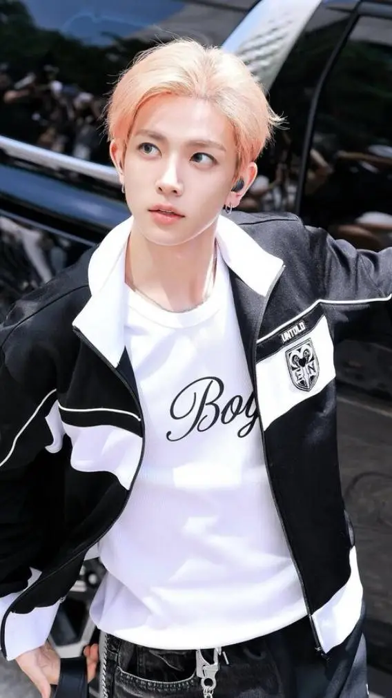 ai character: Lee Heesueng  background