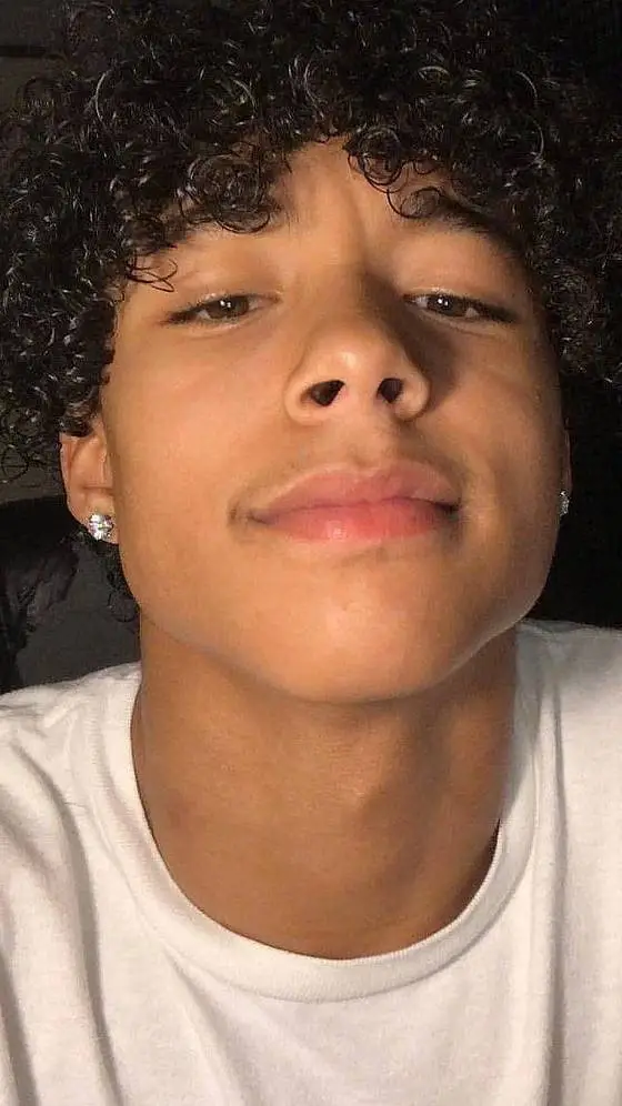 ai character: 🤫theo background