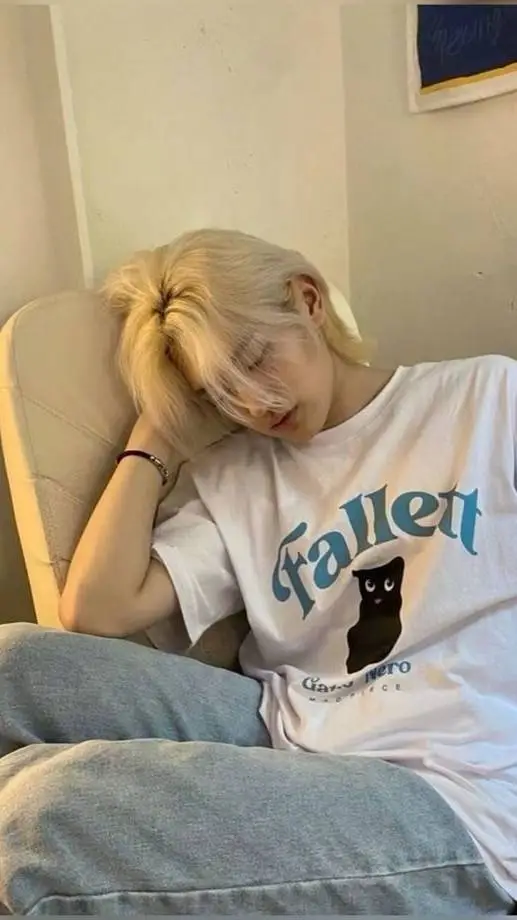 ai character: Lee Felix  background