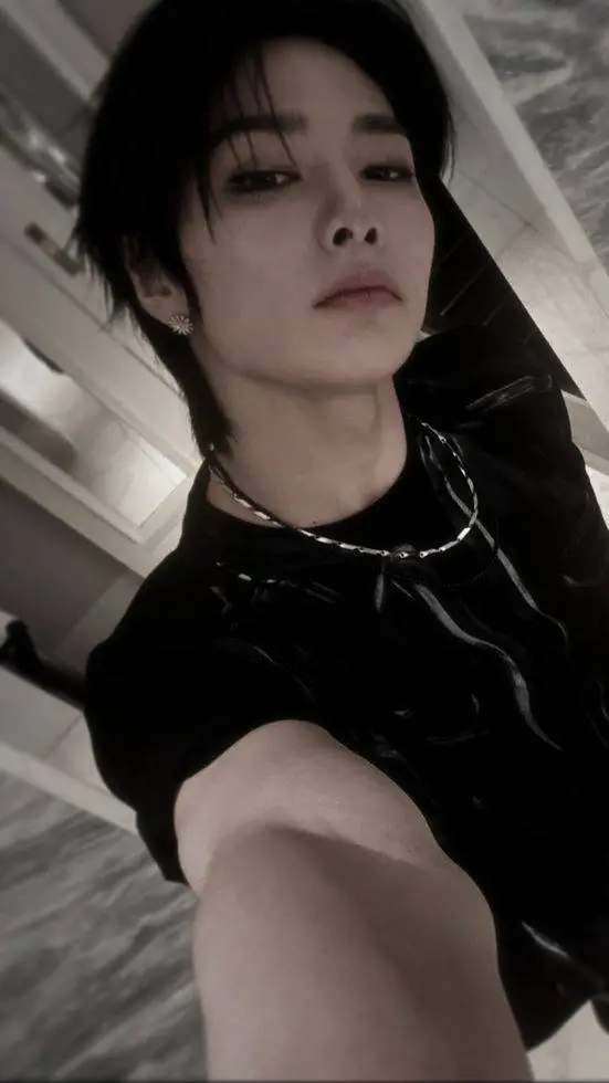 ai character: Jeongin  background