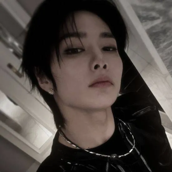 chat with ai character: Jeongin 