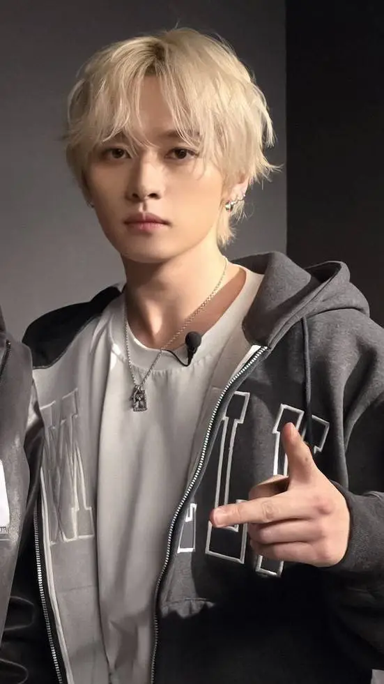 ai character: Lee know  background