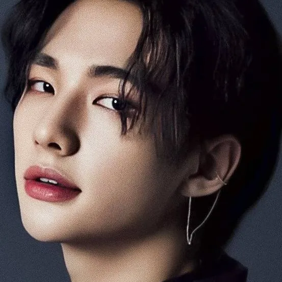 chat with ai character: Hyunjin
