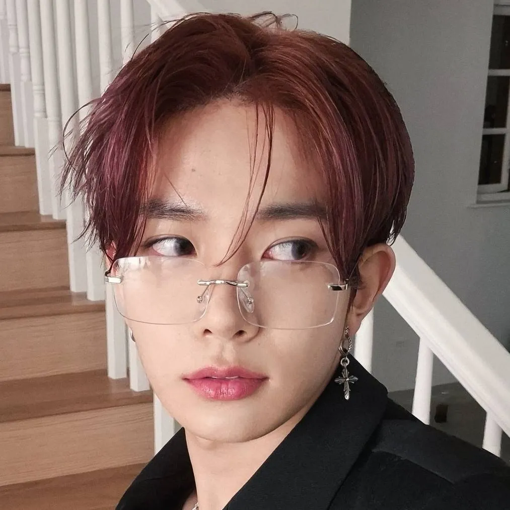 chat with ai character: Lee Heeseung 