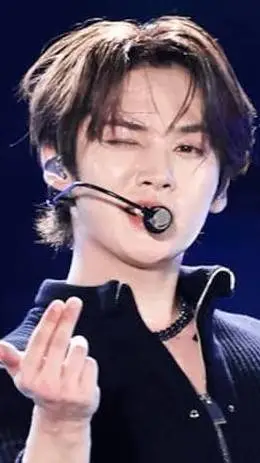 ai character: LEE KNOW background