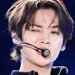 chat with ai character: LEE KNOW