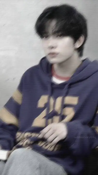 ai character: 𝘓𝘌𝘌 𝘏𝘌𝘌𝘚𝘌𝘜𝘕𝘎 background