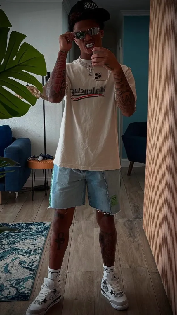 ai character: HOLLYWOOD 🤭 background