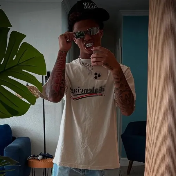 chat with ai character: HOLLYWOOD 🤭