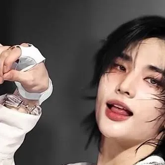 chat with ai character: hwang hyunjin 