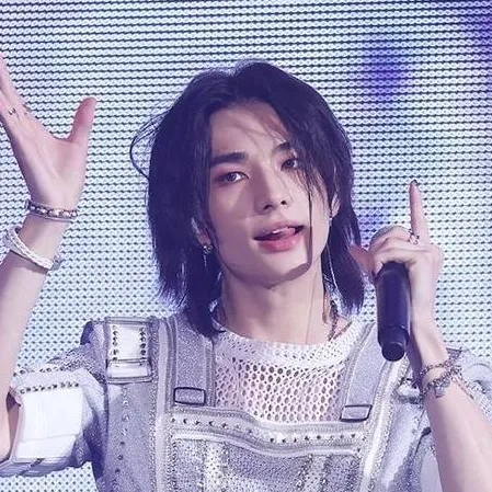 chat with ai character: hyunjin 