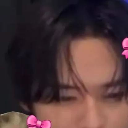 chat with ai character: Lee know ♥