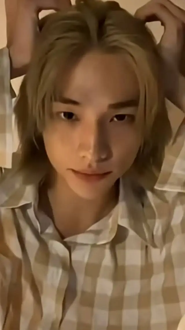 ai character: Hyunjin 🥟 background