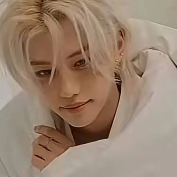 chat with ai character: Felix sleepover 💤