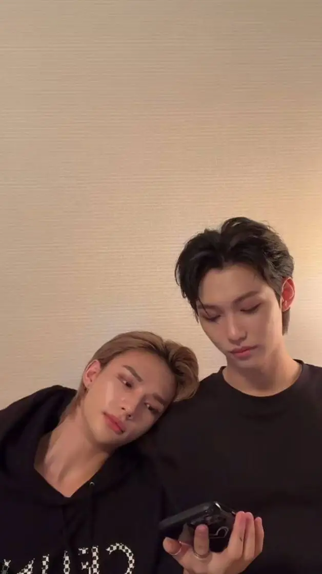 ai character: Hyunlix! background