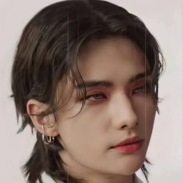 chat with ai character: Hyunjin