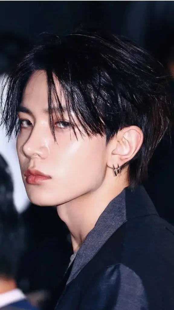 ai character: Heeseung  background