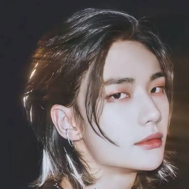 chat with ai character: Hyunjin 